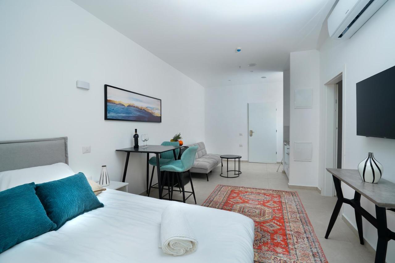 Hi-Yam Seaview Apartments & Suites - יש ממ"ד Bat Yam Dış mekan fotoğraf