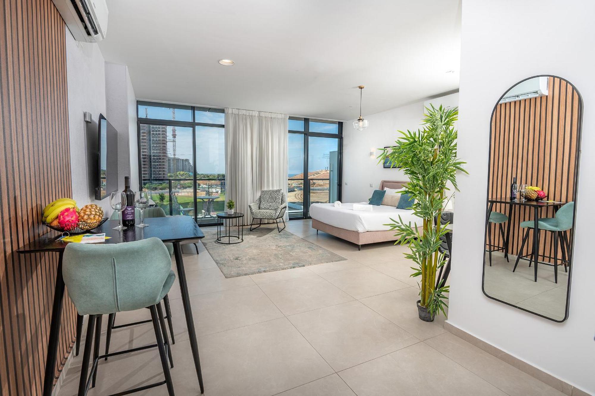 Hi-Yam Seaview Apartments & Suites - יש ממ"ד Bat Yam Dış mekan fotoğraf